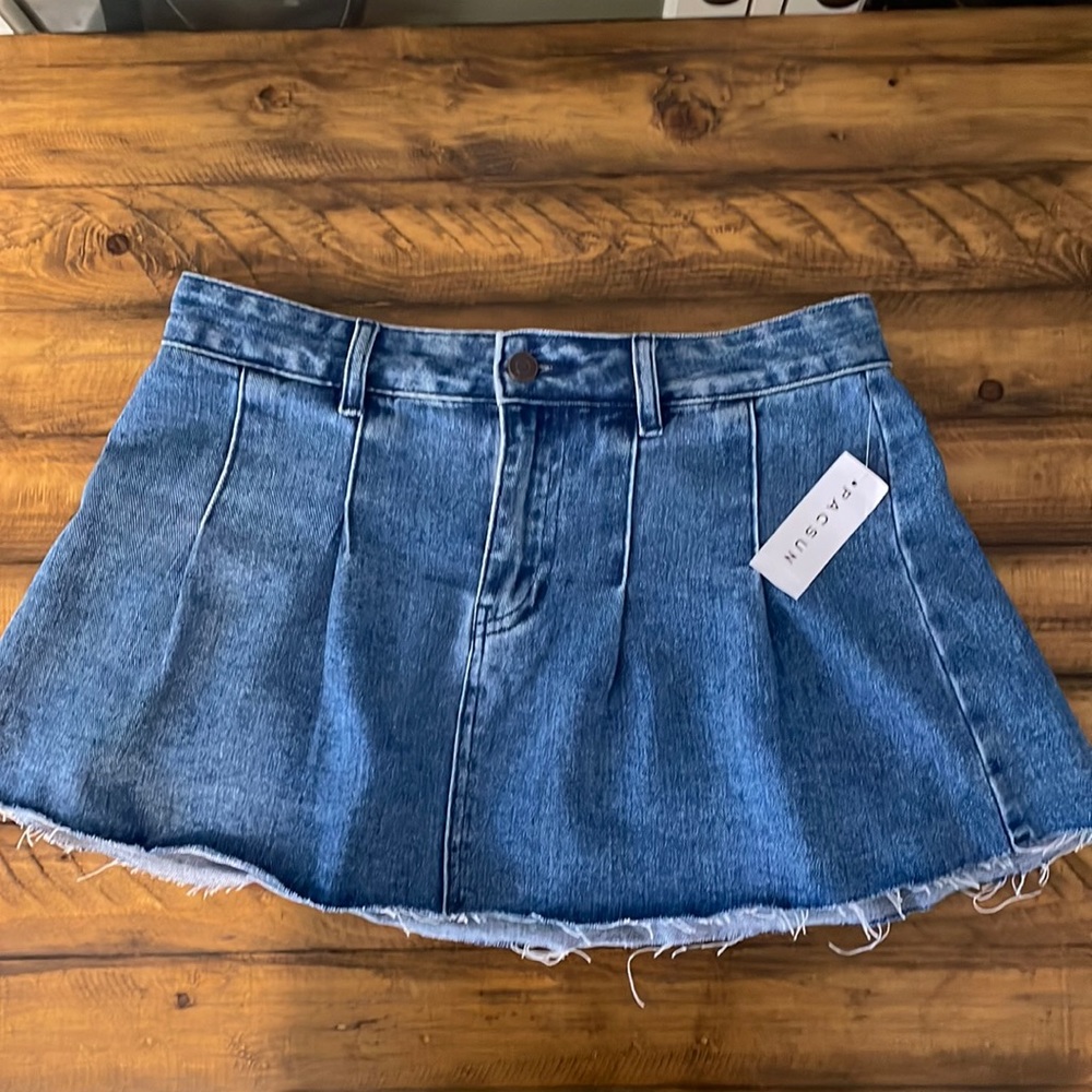 Pleated denim skirt